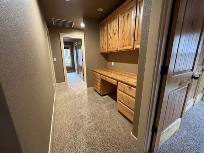 Building Photo - Craftsman home with many upgrades & RV Parking