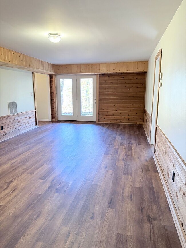 Building Photo - North Asheville, Private home with wooded ...