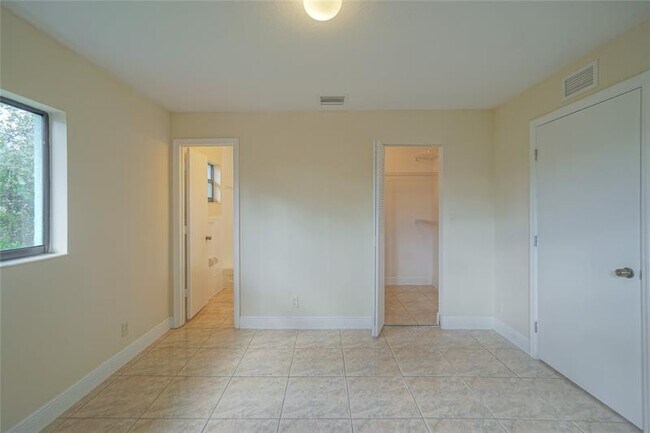 Building Photo - 5720 SW 26th St