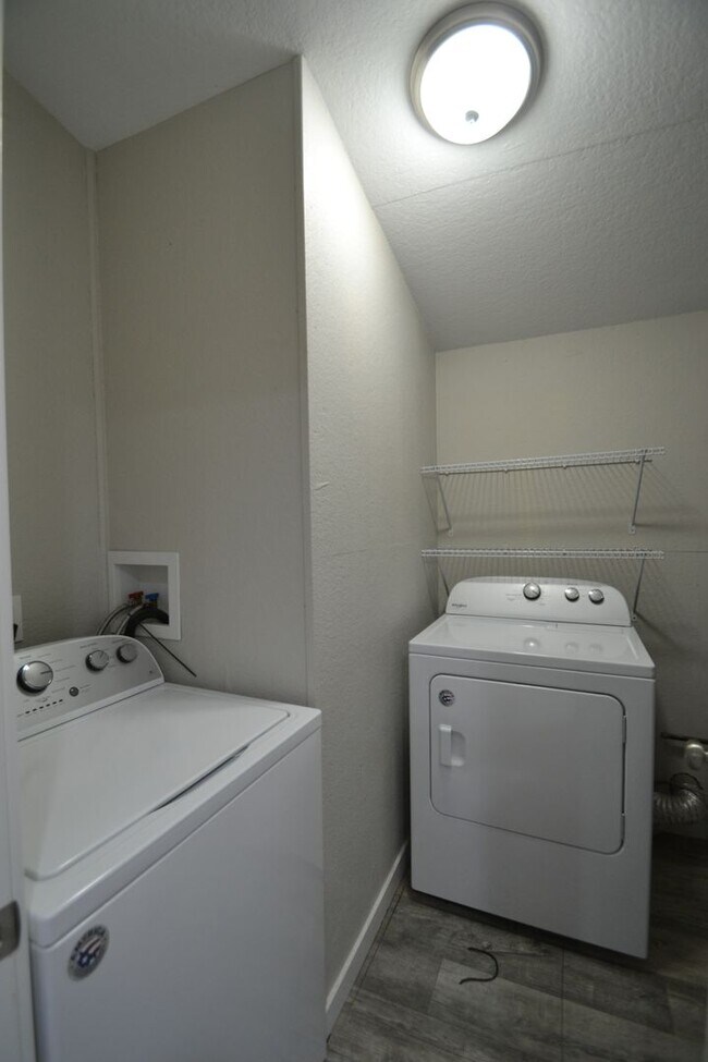 Building Photo - 2 Bed 1 Bath - Fully Renovated - Available...