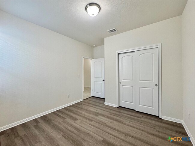 Building Photo - 320 La Escalera Dr