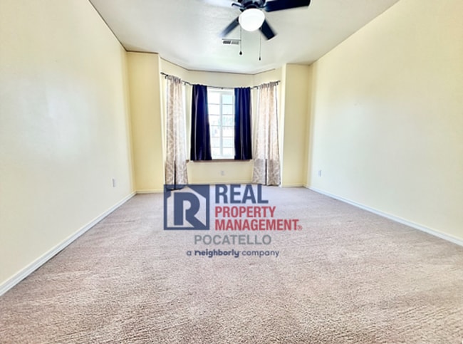 Building Photo - 5 Bedroom 3.5 Bath House - Pet Friendly