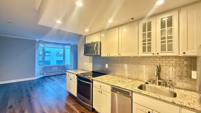 Building Photo - Bright 1BR/1BA w/ City Views, Amenities and just Steps to Embarcadero -AMSI
