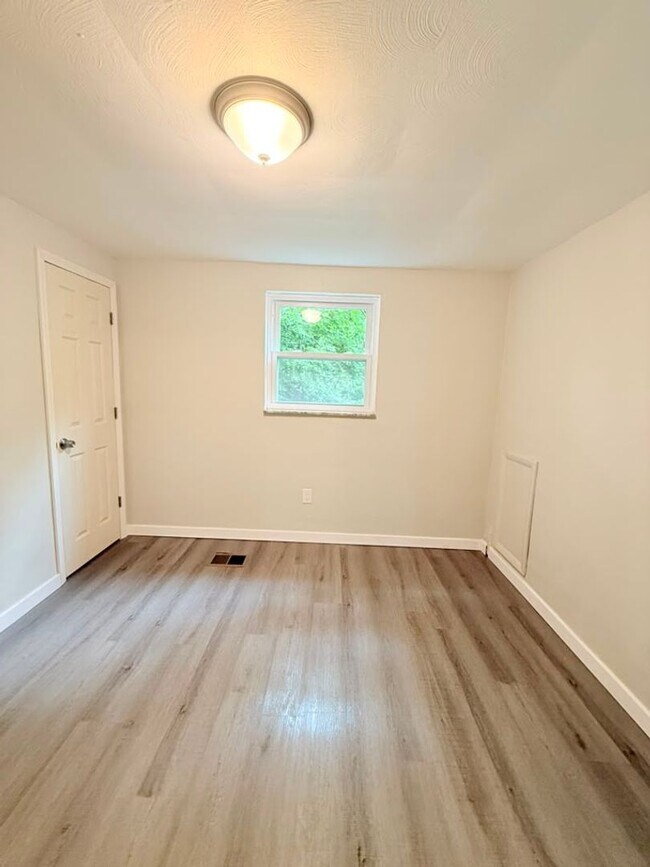 Building Photo - 472-474 Guylyn Dr