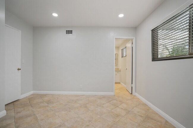 Building Photo - 7055 Avenida Leon