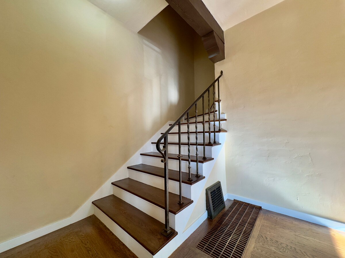 Building Photo - 1645 Scenic Ave