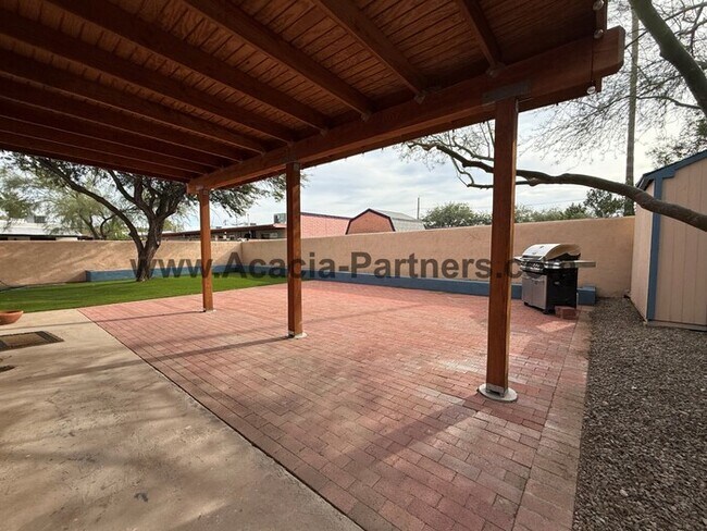 Building Photo - Spacious Four Bedroom Home