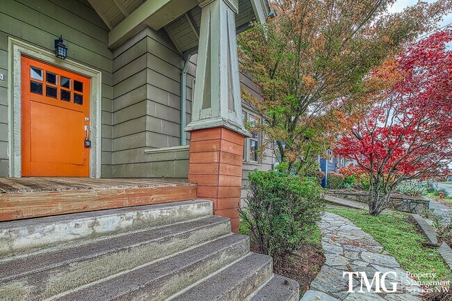 Building Photo - Stunning 4BD Craftsman in Excellent N Port...