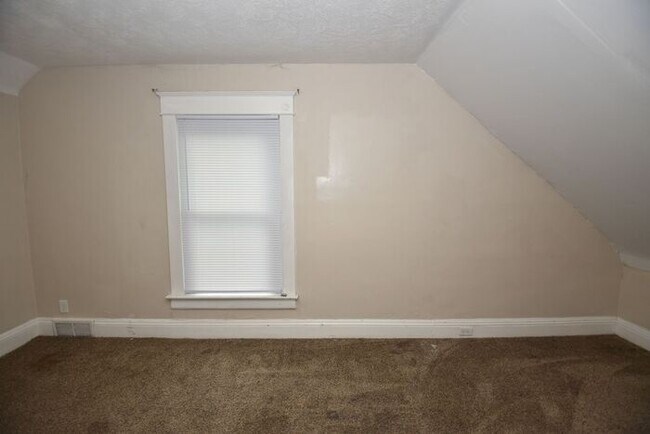 Building Photo - Mishawaka 1/2 story 3 bedroom single-family home with garage