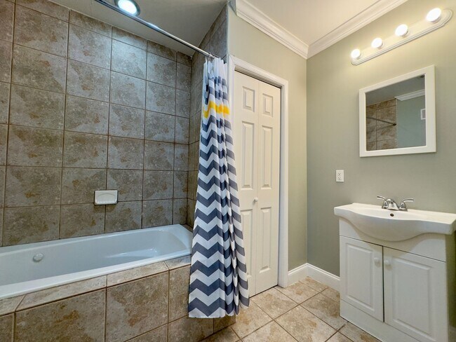 Building Photo - Charming 3-Bedroom Townhome with Modern Am...