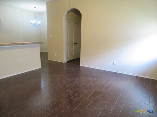 Building Photo - 554 Creekside Cir