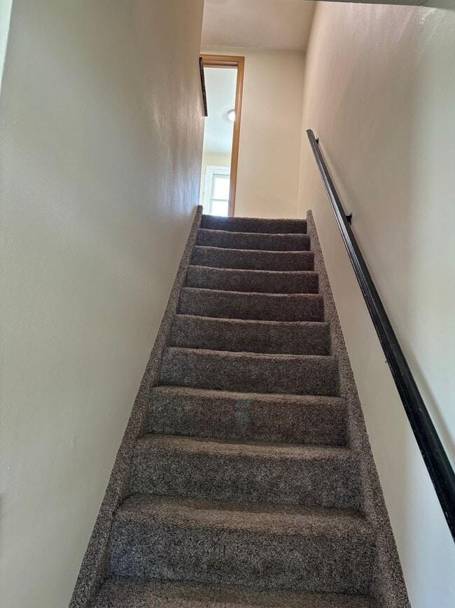 Building Photo - 2 Bedroom, 1 Bath Townhouse in LeClaire, IA