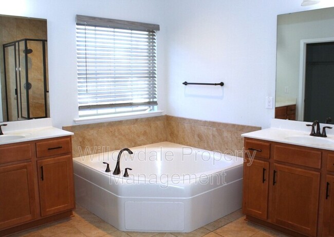 Building Photo - 200 Birdsgrove Ct