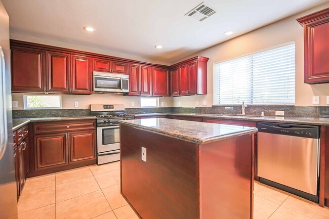 Building Photo - IMMACULATE 5 BEDROOM HOME!