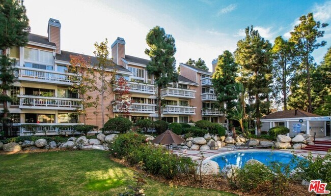 Building Photo - 4338 Redwood Ave