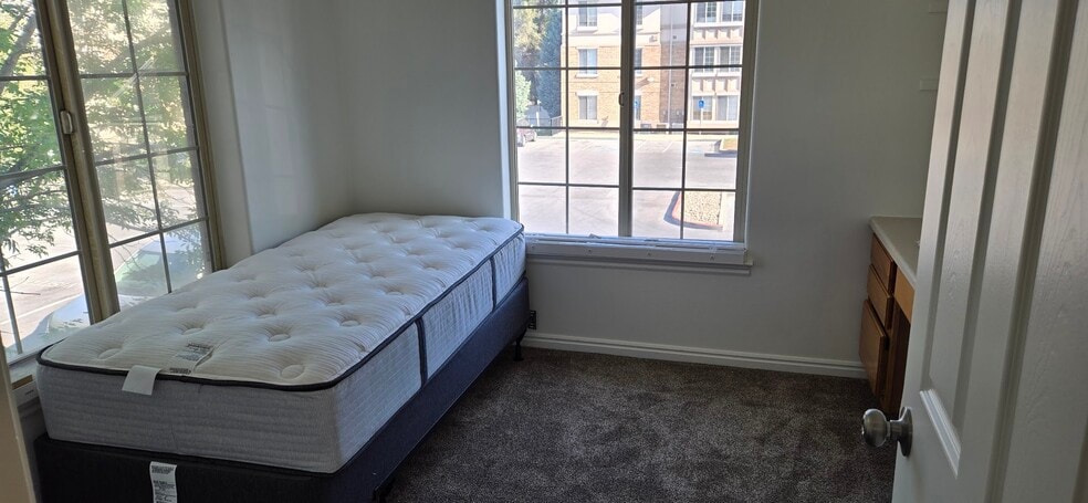 Building Photo - 543 N University Ave