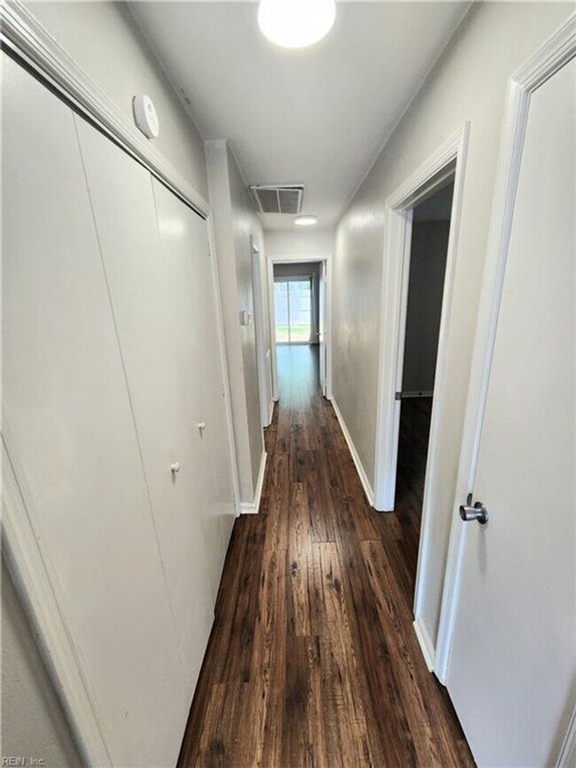 Building Photo - Updated and charming townhouse in heart of...