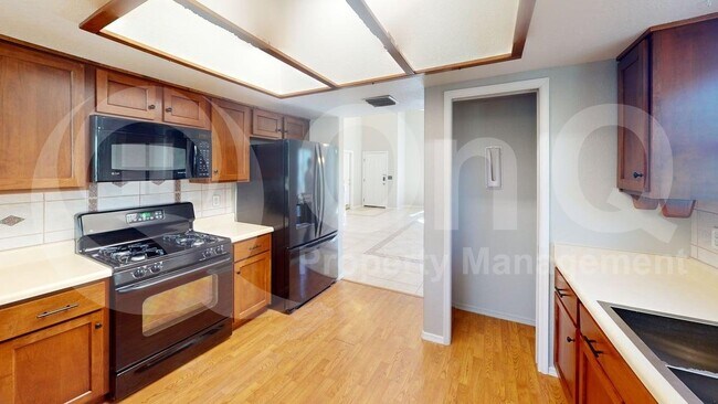 Building Photo - 874 W Port Royal Pl