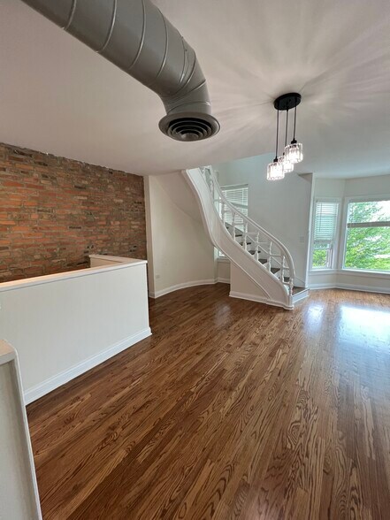 Building Photo - 119 S Paulina St