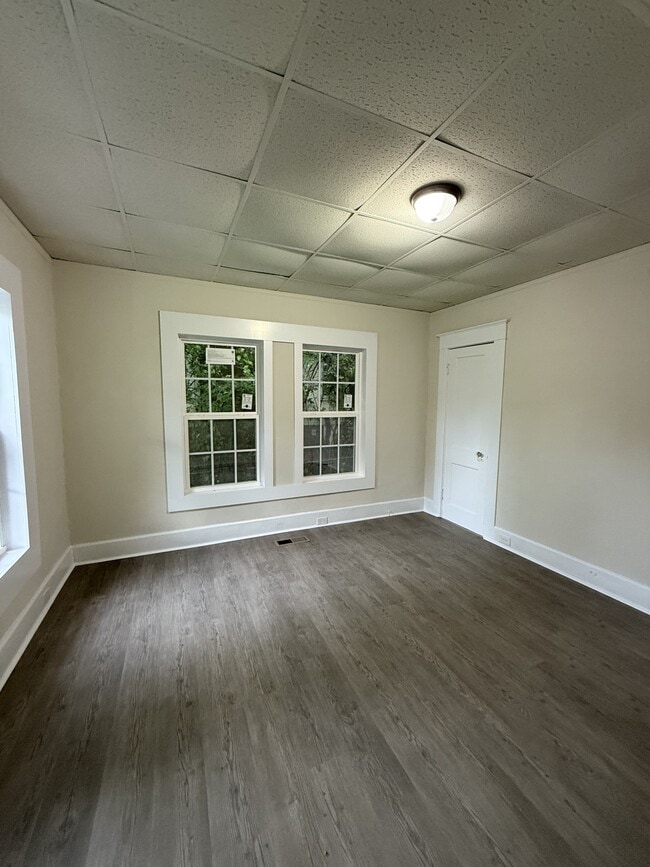 Building Photo - 513 Oak Pl