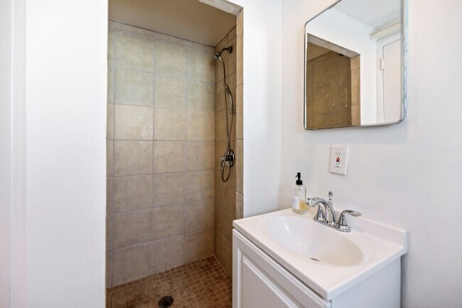 Building Photo - 446 Roedel Plz