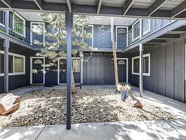 Building Photo - 3043 17th Ave