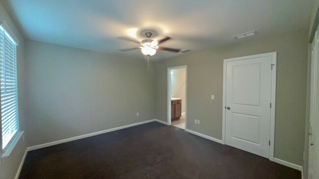 Building Photo - AVAILABLE NOW! 3/3 Condo convenient to FSU...