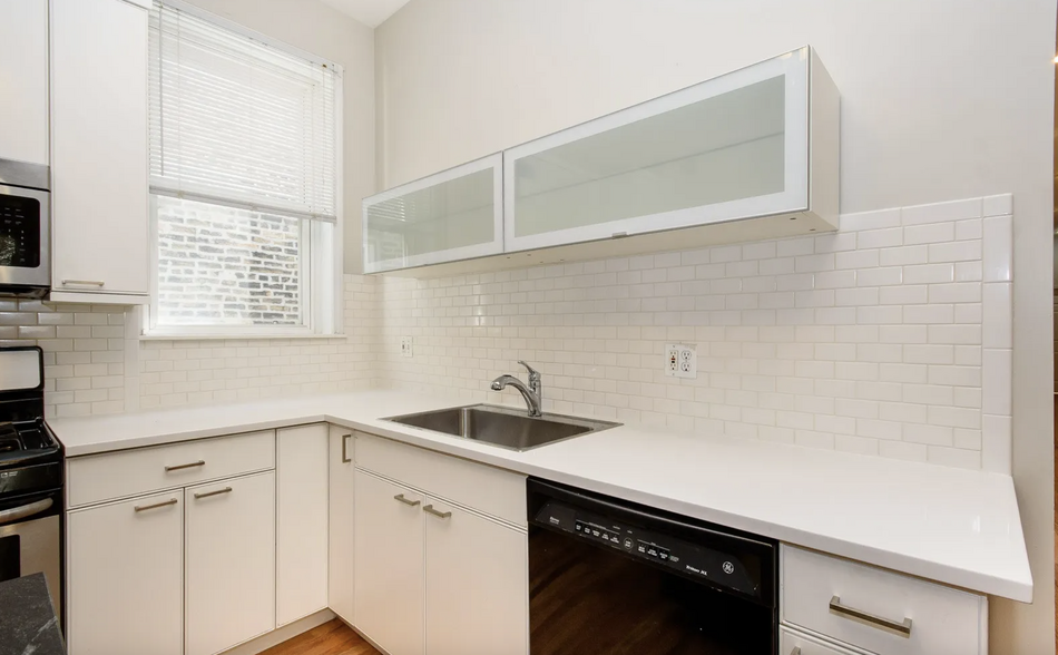 Building Photo - 835 N Damen Ave