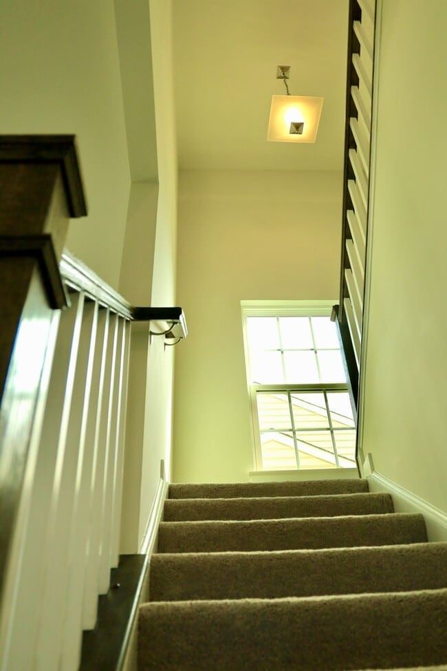 Building Photo - Middletown single family home - 4 bedrooms...