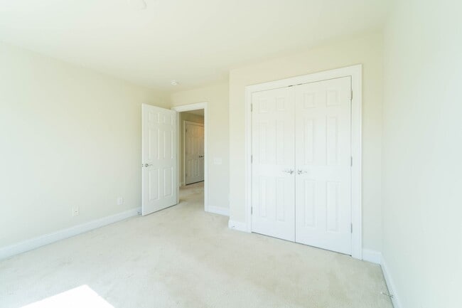 Building Photo - Gorgeous 3 Level Townhome