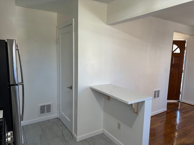 Building Photo - Completely Updated, Open , Quiet House in Oakmont!