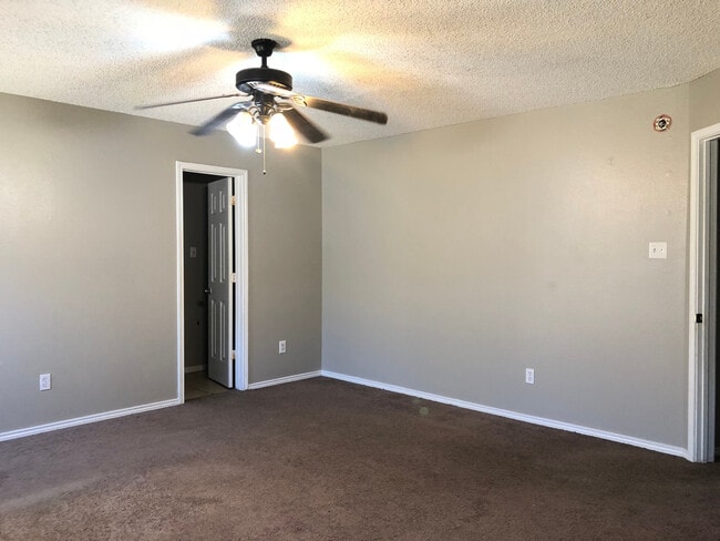 Building Photo - Pre-Leasing Self Showing - 4 bed 2 bath Mo...
