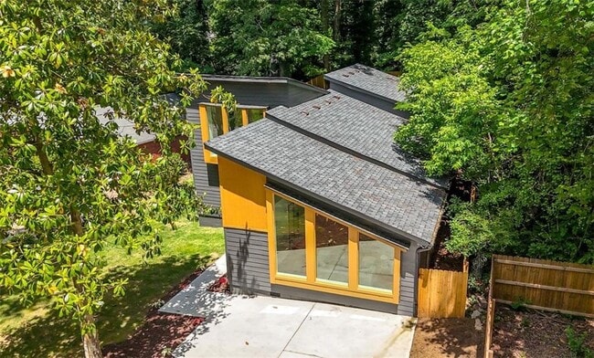 Building Photo - 2155 Venetian Dr SW