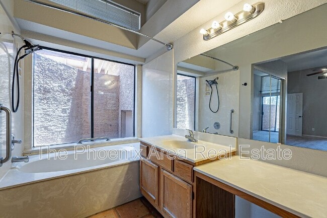 Building Photo - 735 N Tangerine Dr