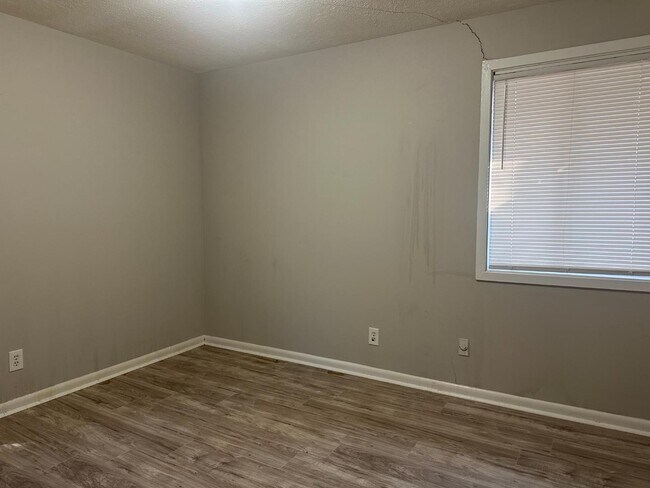 Building Photo - 5843 Memphis St