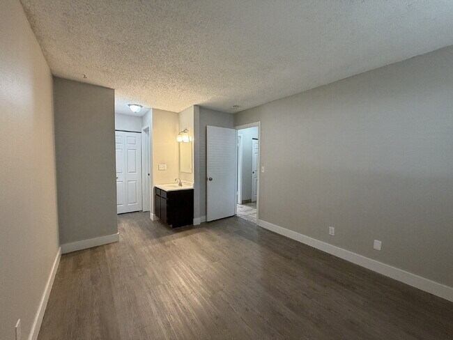 Building Photo - Updated & Clean 2BR Condo - Utilities Included - Laundry, Parking & Pool