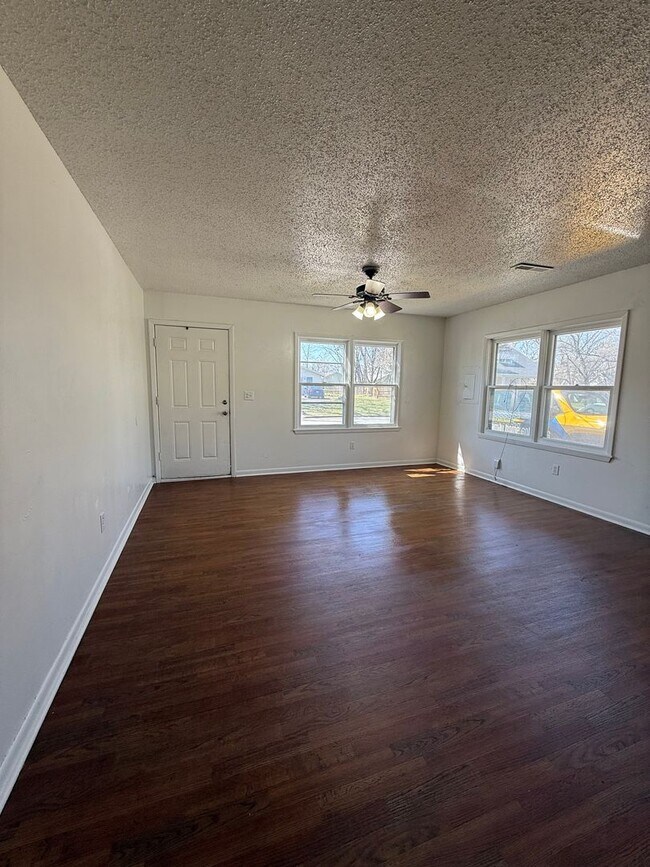 Building Photo - Large Open Floor Plan. 2 Bedroom and 1 Bathroom