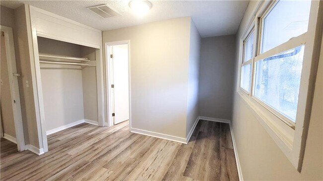 Building Photo - 755 Fallview Dr