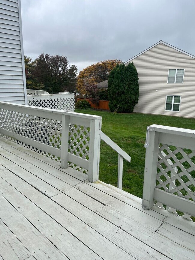 Building Photo - Stunning 3 Bedroom Townhome !