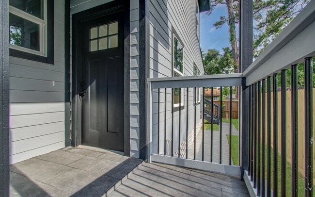 Building Photo - 6531 Rosemary Ln