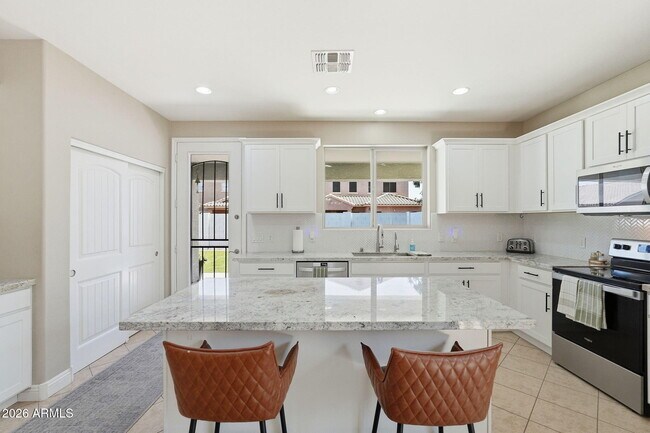 Building Photo - 1630 W Paisley Dr