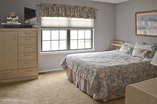 Building Photo - 3 br, 2.5 bath Townhome - 19 Woodward Lane