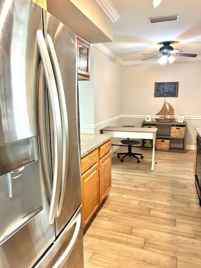 Building Photo - 2025/26 FALL/ WINTER MONTHLY  RENTAL ! FUR...