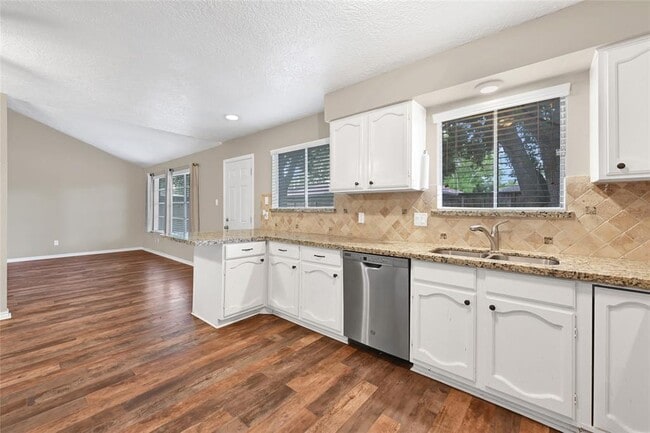 Building Photo - 10007 Oakmont Dr