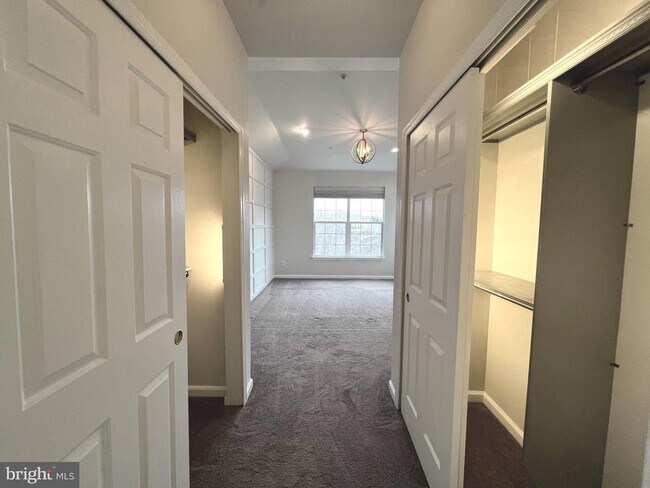 Building Photo - 5000 Hollington Dr