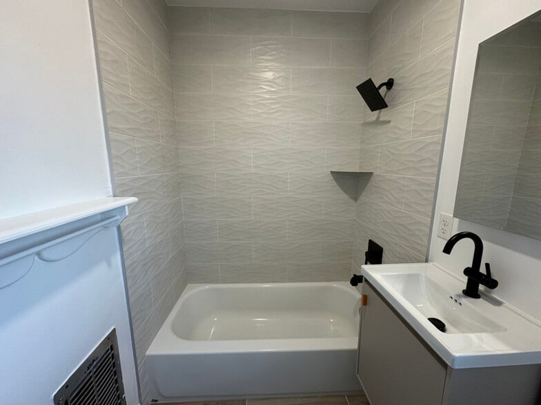 Building Photo - 3740 S Bentley Ave