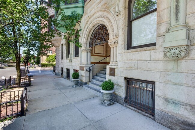 Building Photo - 4 Charlesgate E
