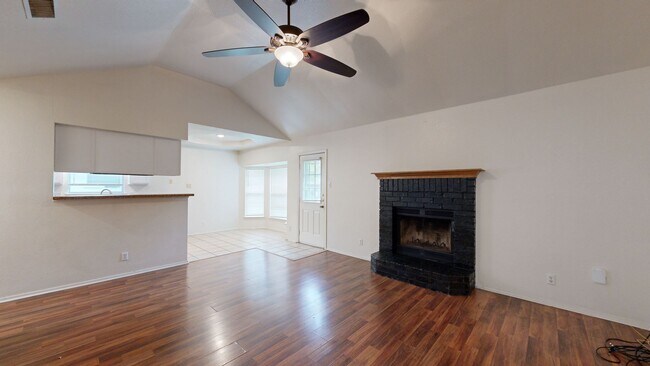 Building Photo - MOVE IN READY HOME MINUTES FROM FORT HOOD!