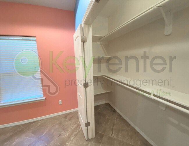 Building Photo - Beautiful 4 Bedroom- 3.5 Bathroom Home in Alamo, TX