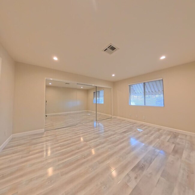 Building Photo - Modern style 2 Bed 2 bath Condo 1st Floor at The Lakes!